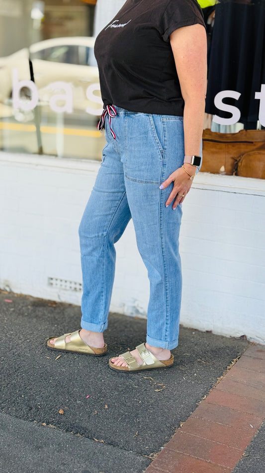 Jenna Pull-on Relaxed Jeans - Light Wash Denim