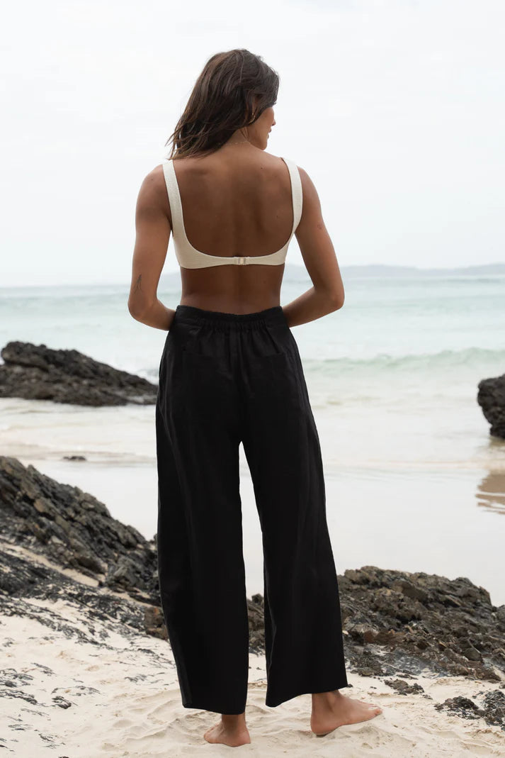 Women’s linen crop pants with pockets in black