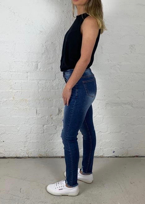 Harper High Waisted Jeans || Distressed Denim